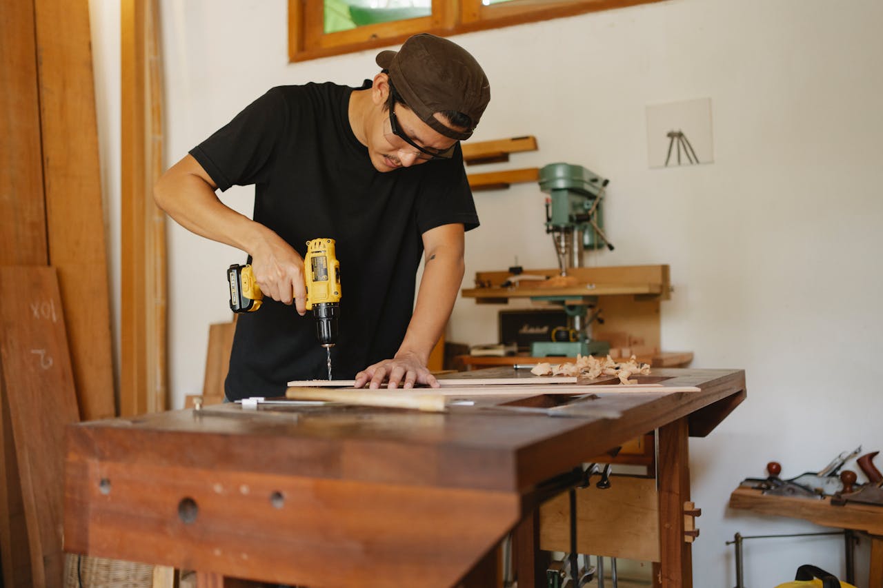 Handwerker bei der Fensterbearbeitung – Schwandner Fensterbau Winterbach