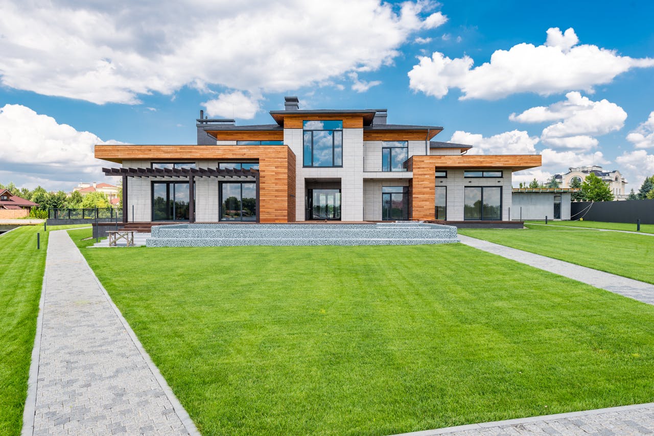 Modernes Haus mit Panoramafenstern und Glastüren