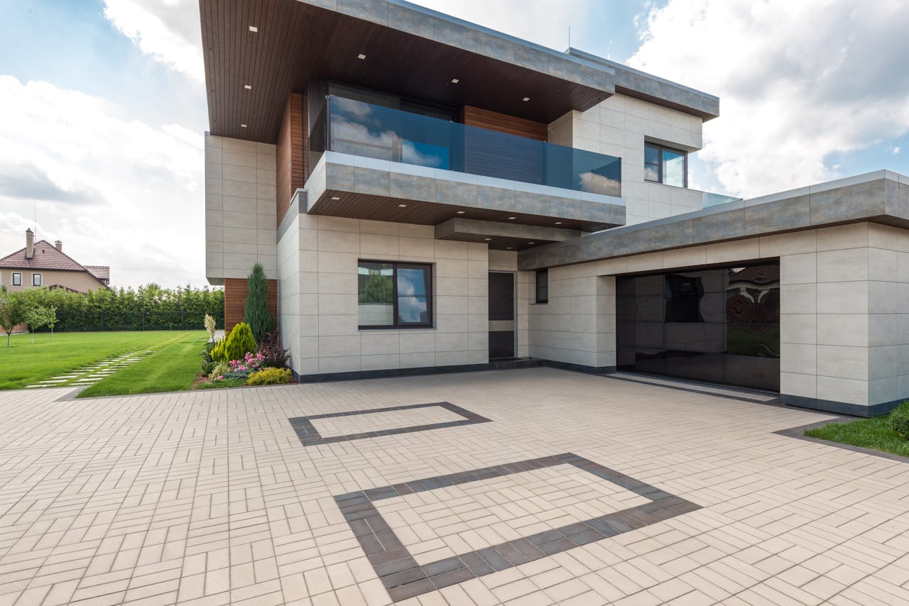 Minimalistisches Haus-Exterior mit großen Fenstern